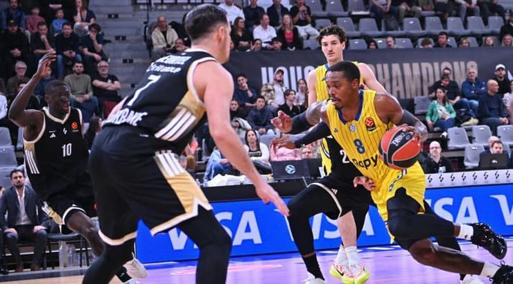 לוני ווקר בדרך לסל