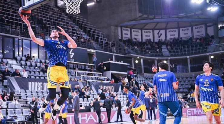 שחקני מכבי תל אביב מתחממים