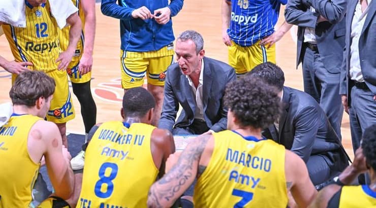 עודד קטש מחלק הוראות בפסק זמן