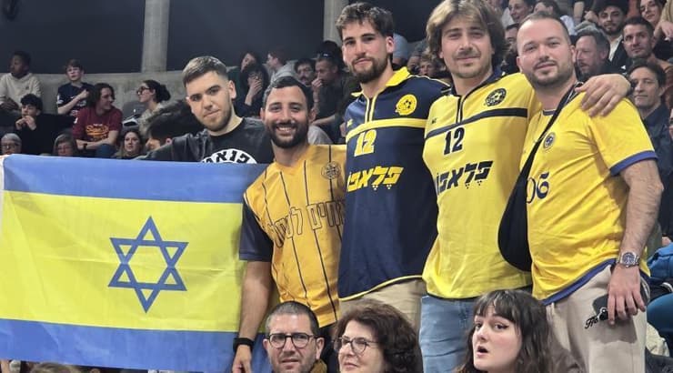 אוהדי מכבי תל אביב מראים נוכחות בווילרבאן