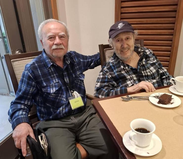 אבי אנגל (מימין) בשנותיו האחרונות עם בן זוגו ניסים