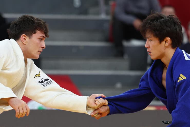 הבטיח את המקום באליפות אירופה בחודש הבא. אשפיז מול אצ'יטי דומבו (צילום: Giorgi ARJEVANIDZE / AFP) הג'ודוקא הישראלי יצחק אשפיז מול הג'ודוקא הרוסי אצ'יטי דומבו