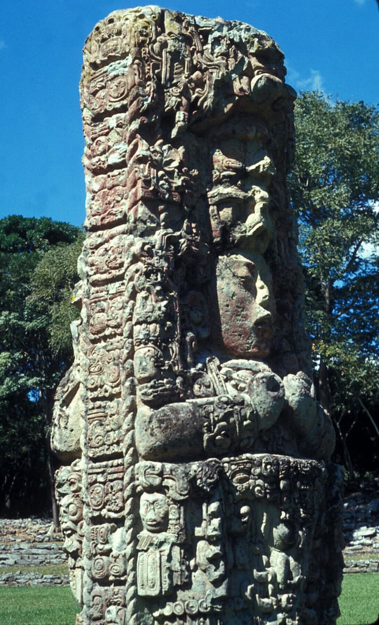 אסטלה מגולפת מאבן עם תיאור שליט בקופאן (עיר המאיה העתיקה ששכנה בהונדורס של ימינו), שהתאפיינה בממשל אוטוקרטי