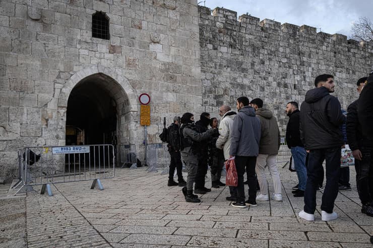 מוסלמים מתפללים ב ירושלים אחרי שכניסתם ל מסגד אל-אקצא נחסמה ב חג עיד אל-פיטר