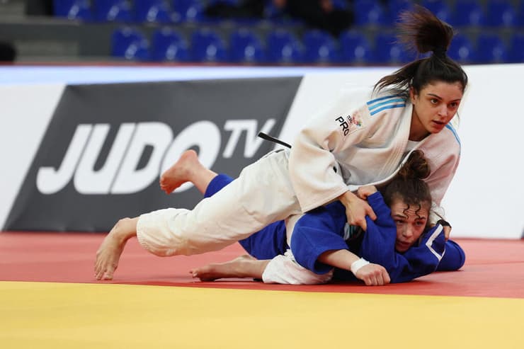 גם היא השיגה את המקום בפודיום. גפן פרימו מול פאולין קוק (צילום: Giorgi ARJEVANIDZE / AFP) הג'ודוקא הישראלית גפן פרימו מול הג'ודוקא הצרפתייה פאולין קוק