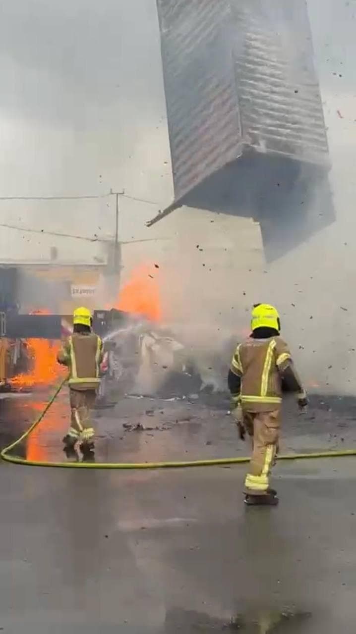 שריפה שפרצה בעקבות נפילת שבר יירוט במסוף לאחסון מכולות בחיפה