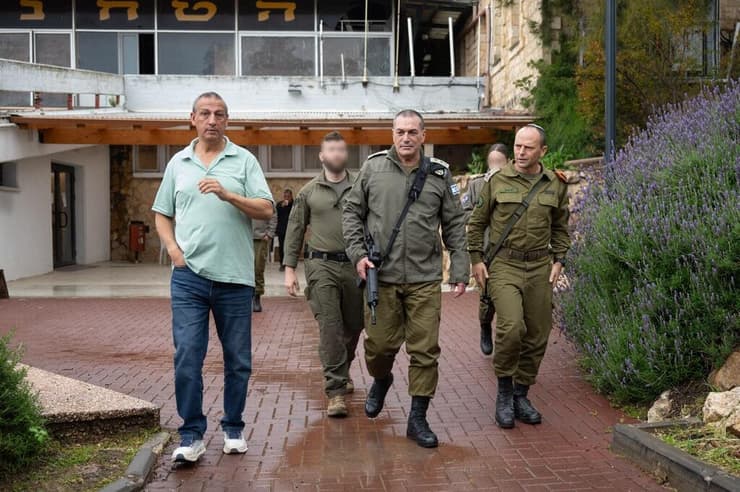 הרמטכ"ל בביקור במטולה ובקריית שמונה (צילום: דובר צה"ל) הרמטכ"ל בביקור במטולה ובקרית שמונה