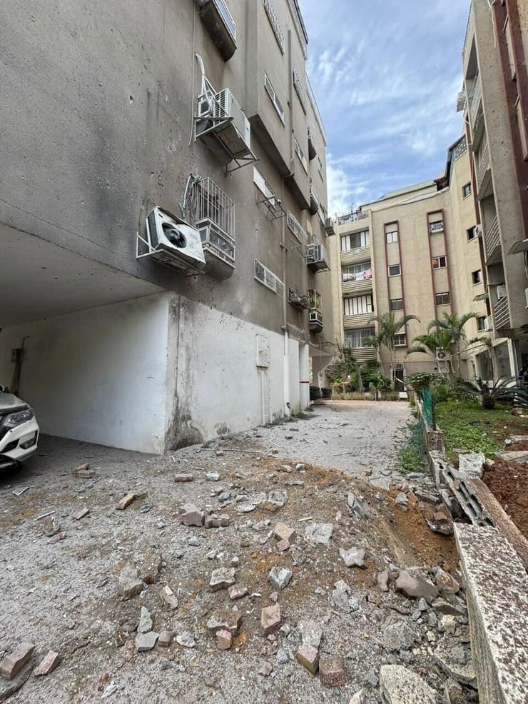 צילום: כבאות והצלה נפילת רסיס בראשון לציון