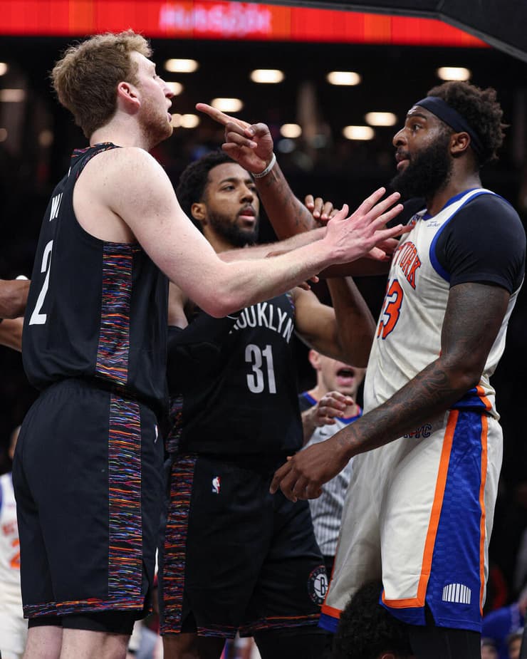 וולף מתעמת עם רובינסון (צילום: Vincent Carchietta-Imagn Images) וולף מתעמת עם רובינסון