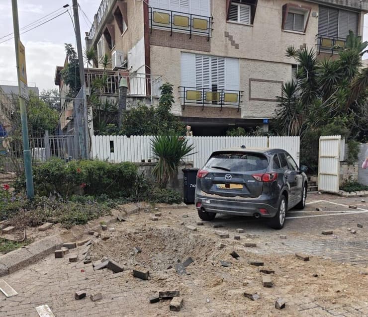 צילום: כבאות והצלה נפילת רסיס בראשון לציון