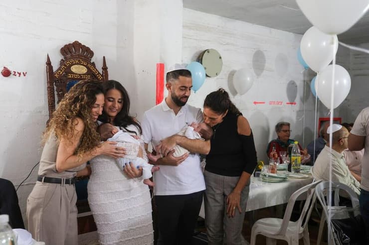 "מרגיש כאילו מאלצים אותך לצמצם את השמחה שלך". ההורים החדשים עם בניהם באירוע במקלט   