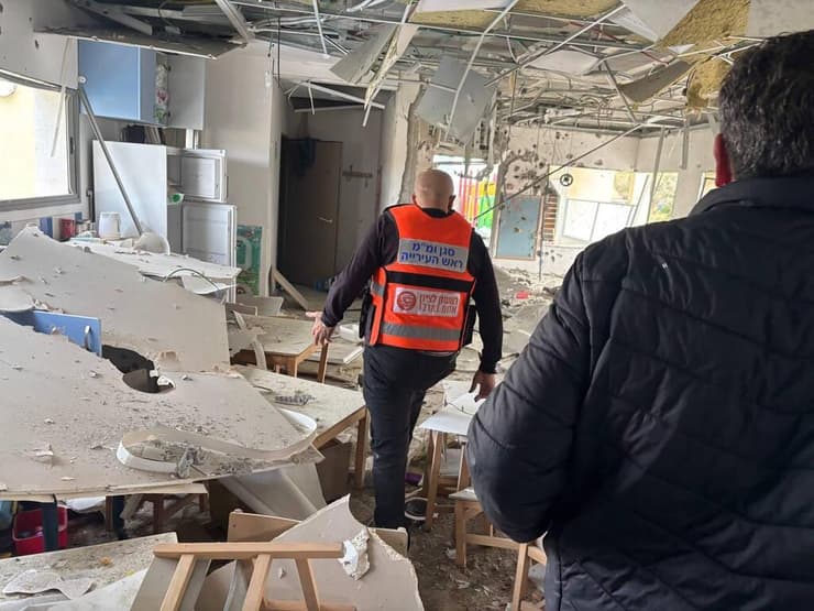 גן הילדים בראשון לציון ( צילום: מאיר תורג'מן ) נפילת רסיס בגן ילדים בראשון לציון