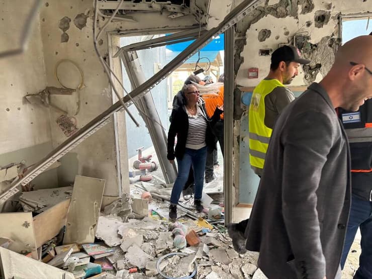 הגננת ויקטוריה לוינסטו בוחנת את הנזק (צילום: מאיר תורג'מן ) הגננתב גן הילדים שנפגע בראשון לציון