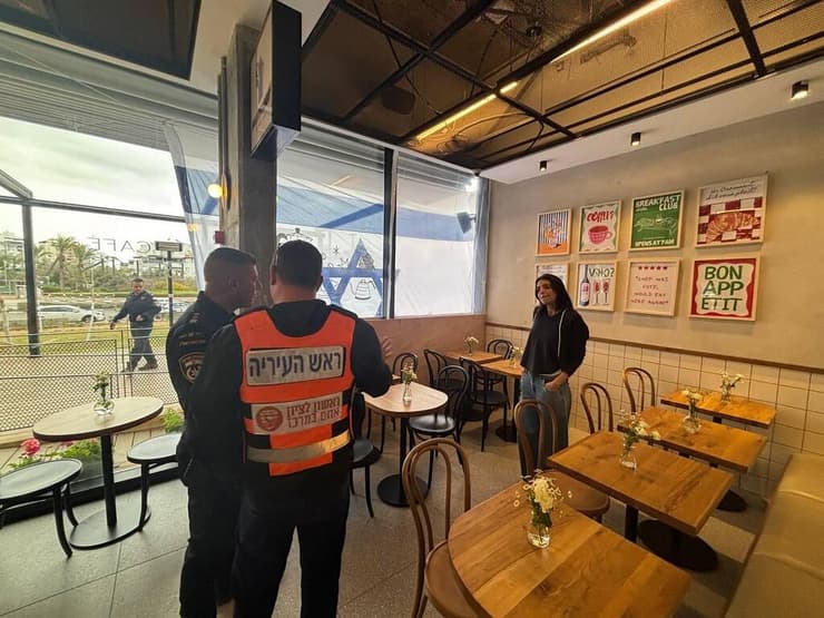 ראש העיר קינסטליך בבית הקפה שנפגע (צילום: מאיר תורג'מן) נפילה בראשון לציון