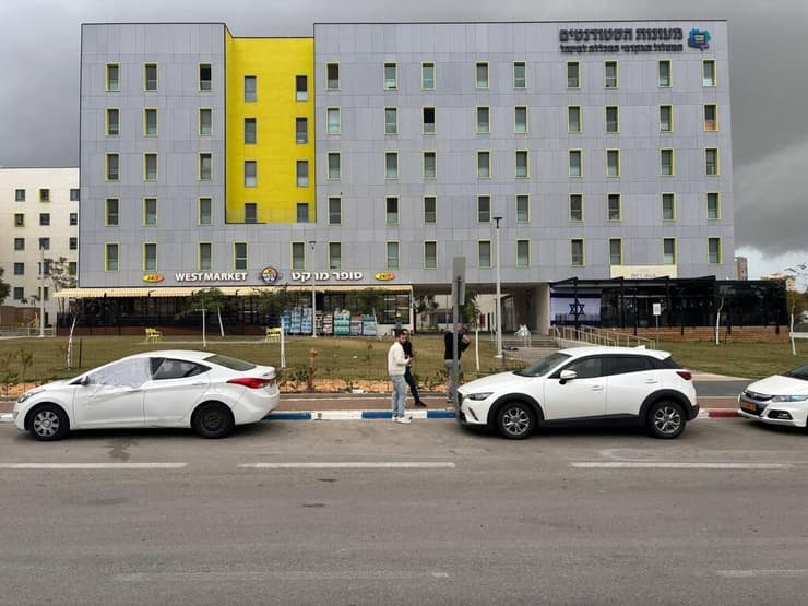 מעונות הסטודנטים לאחר הנפילה (צילום: מאיר תורג'מן) נפילה בראשון לציון