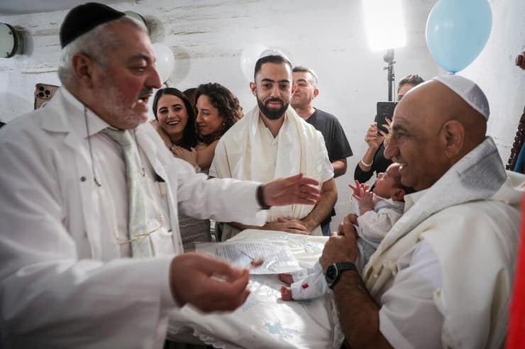 "לא האירוע הגדול שדמיינו". ברית המילה של התאומים במקלט בחולון   