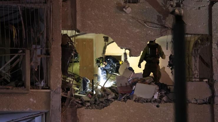 סריקות בבניין שנפגע בערד (צילום: שלומי טבצ׳ניק) סריקות בבניין שנפגע בערד