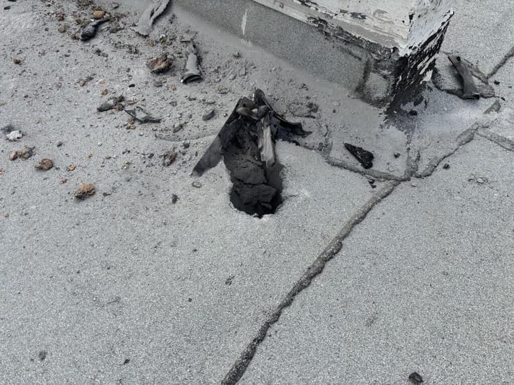 החור שיצאה הפגיעה בגג מבנה גן הילדים (צילום: מאיר תורג'מן ) רסיס שנפל בראשון לציון