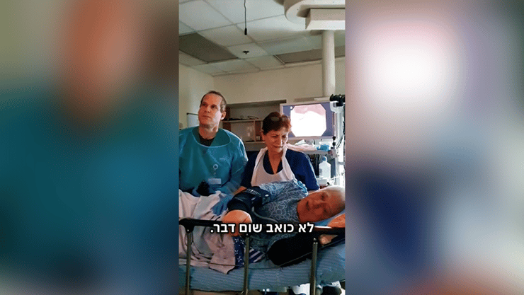 "אם הסרטון שלי יביא אפילו חולה אחד לגילוי מוקדם שיציל את חייו - עשיתי את שלי". מוטי צרפתי עבר קולונוסקופיה בלי טשטוש בידי פרופ' שומרון בן חורין (צילום: דוברות שיבא) פרופ' שומרון בן חורין, מנהל המכון למחלות דרכי העיכול בשיבא, ביצע קולונוסקופיה ללא טשטוש במוטי מזרחי