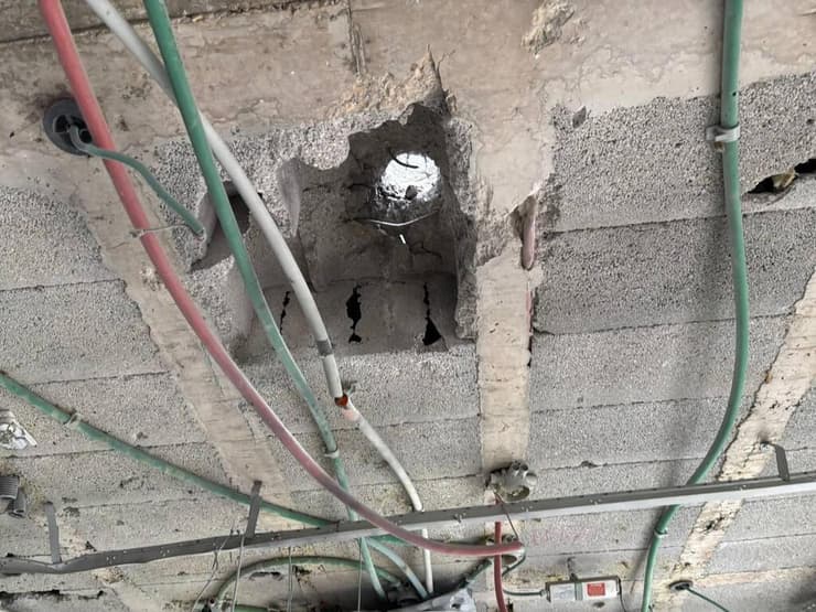 תקרת גן הילדים אחרי הפגיעה ( צילום: מאיר תורג'מן ) נפילת רסיס בגן ילדים בראשון לציון