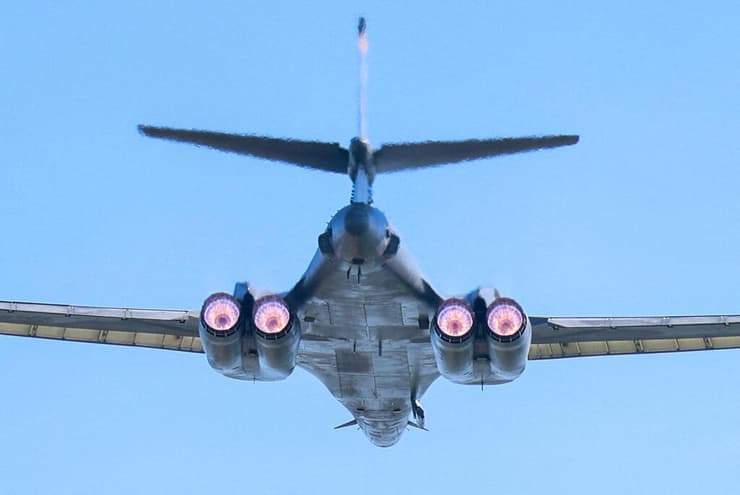 מפציץ של צבא ארה"ב B-1  לנסר ממריא מבסיס פיירפור ב בריטניה ל מלחמה עם איראן