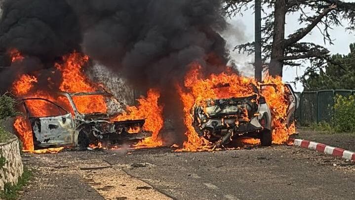 רכבים עולים באש במשגב העם (צילום: תיעוד מבצעי מד"א ) רכבים עולים באש במשגב העם