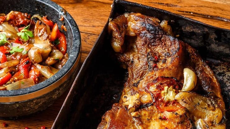 נתח אסאדו שלם בתנור בזיגוג ברביקיו רימונים