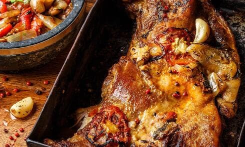 נתח אסאדו שלם בתנור בזיגוג ברביקיו רימונים