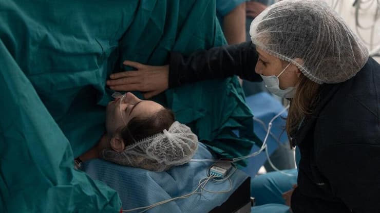"מיכל הגיעה לניתוח חירום כשהעובר שלה סובל מבקע סרעפתי קשה" (צילום: דוברות בילינסון) העובר של מיכל אזולאי נותח בחדר הקרינה במרכז דוידוף בבית החולים בילינסון