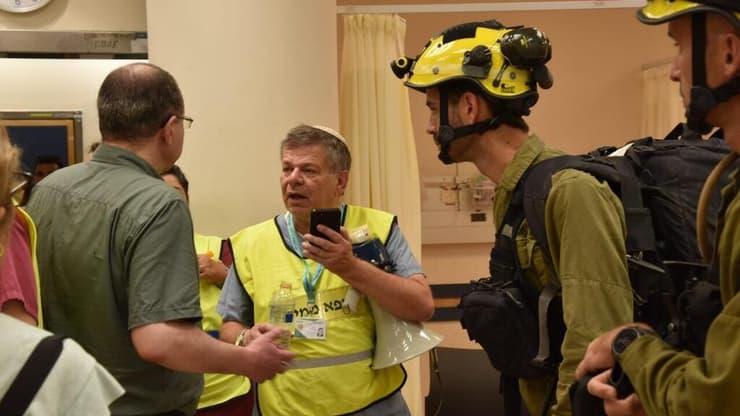 "זה אירוע שהוא כאוטי בהגדרה". מנהל המיון בבית החולים סורוקה, פרופ' דן שוורצפוקס, ניצח על קליטת הפצועים מערד ומדימונה במתקפת הטילים מאיראן מנהל המיון בבית החולים סורוקה, פרופ' דן שוורצפוקס, ניצח על קליטת הפצועים מערד ומדימונה במתקפת הטילים מאיראן