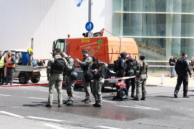 מקום הנפילה בכיכר הבימה בתל אביב (צילום: דנה קופל ) נפילה בתל אביב