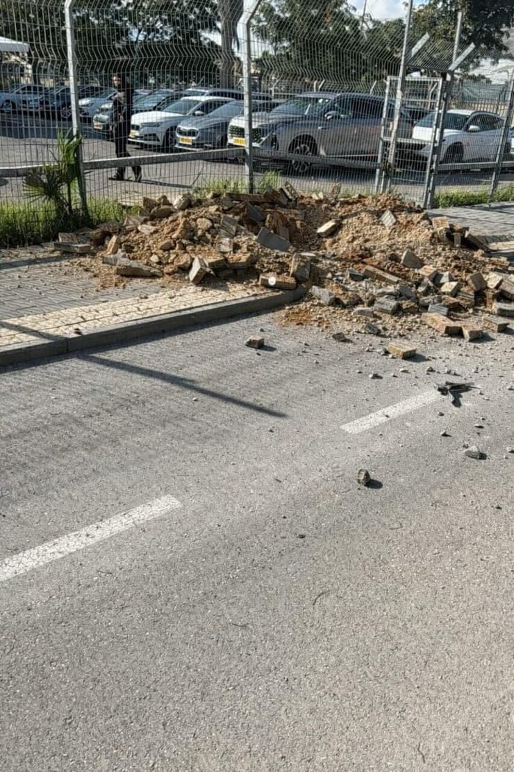 בור תועד שם במדרכה (צילום: לפי סעיף 27א לחוק זכויות יוצרים ) נפילה בחולון