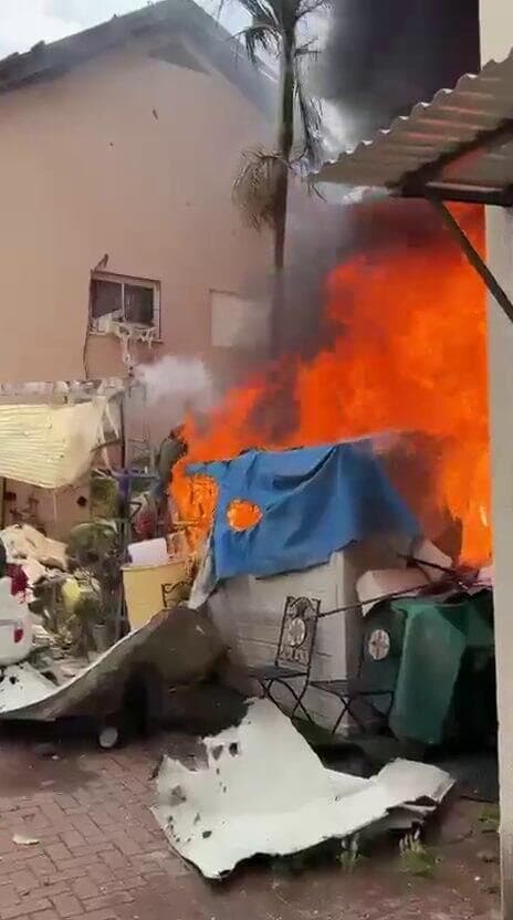 אש בוערת במבנה בפתח תקווה, אחרי פגיעת חלק של טיל (צילום: לפי סעיף 27א לחוק זכויות יוצרים) זירת נפילה בפתח תקווה