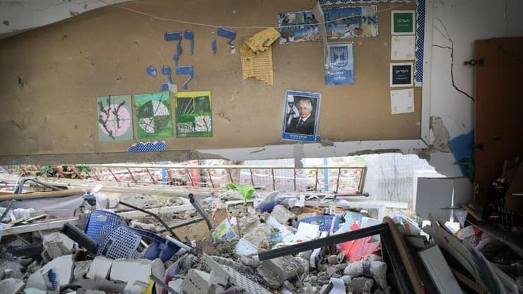 כיתה שנפגעה בדימונה. מבקר המדינה: "משרד החינוך צריך לדאוג למענה לתלמידי ישראל" (צילום: אלכס קולומויסקי ) הזירה בדימונה