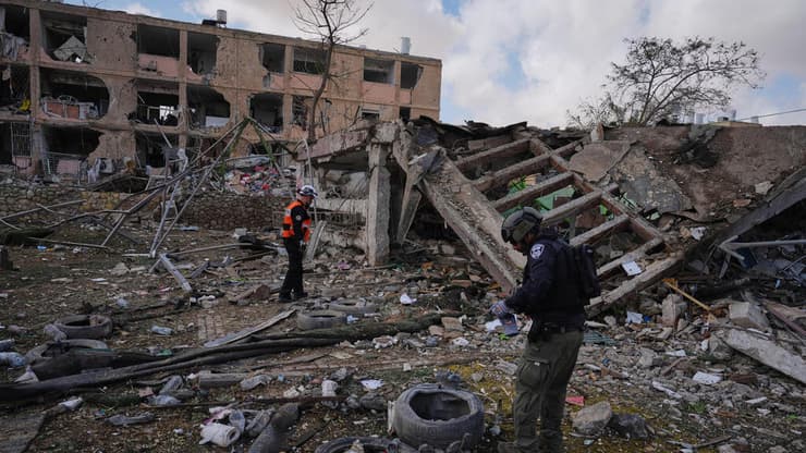 דימונה (צילום: AP Photo/Ariel Schalit) זירת הפגיעה בדימונה