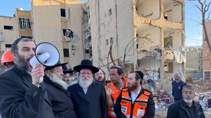 מוטי בבצ'יק כורז לחסידי גור לעזוב את הבתים שבסכנת קריסה מוטי בבצ'יק כורז לחסידי גור לעזוב את הבתים שבסכנת קריסה