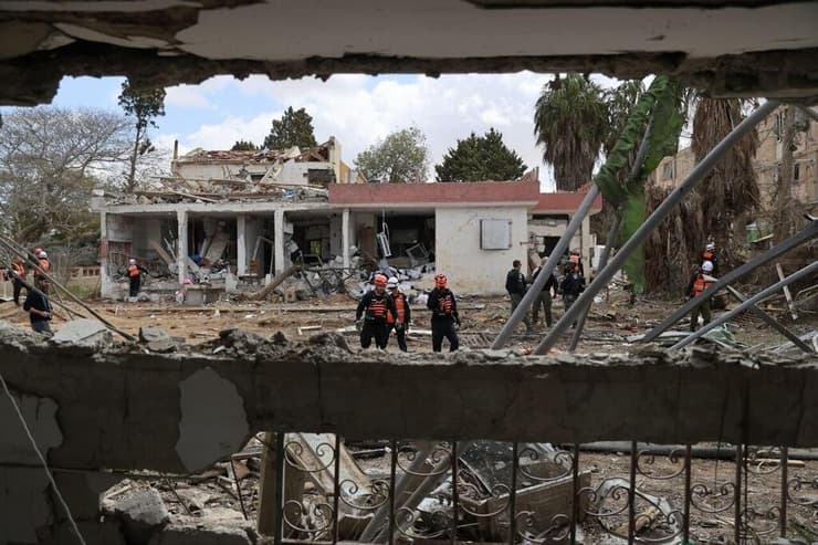 הנזקים בדימונה (צילום: אלכס קולומויסקי) הזירה בדימונה