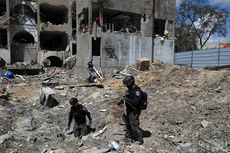 ההרס בערד אחרי פגיעת הטיל (צילום: יובל חן ) הזירה בערד