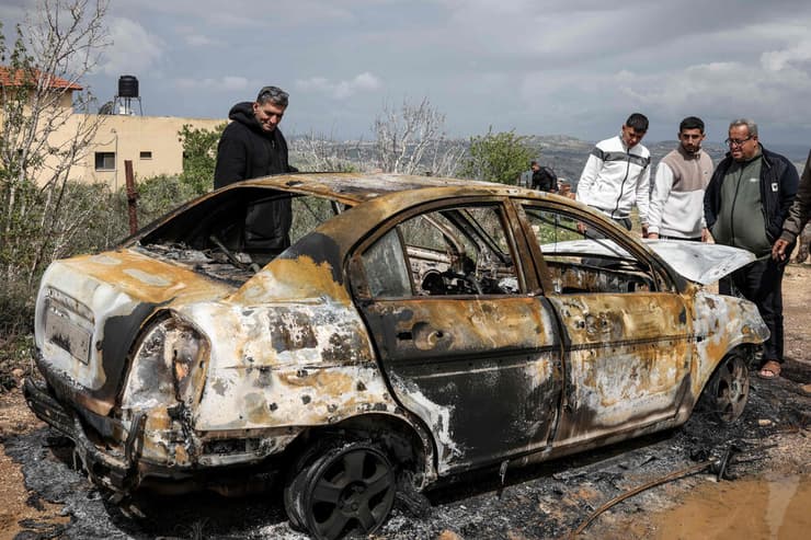 מכונית שהוצתה באל-פנדקומיה (צילום: JAAFAR / AFP) הנזקים בפנדקומייה