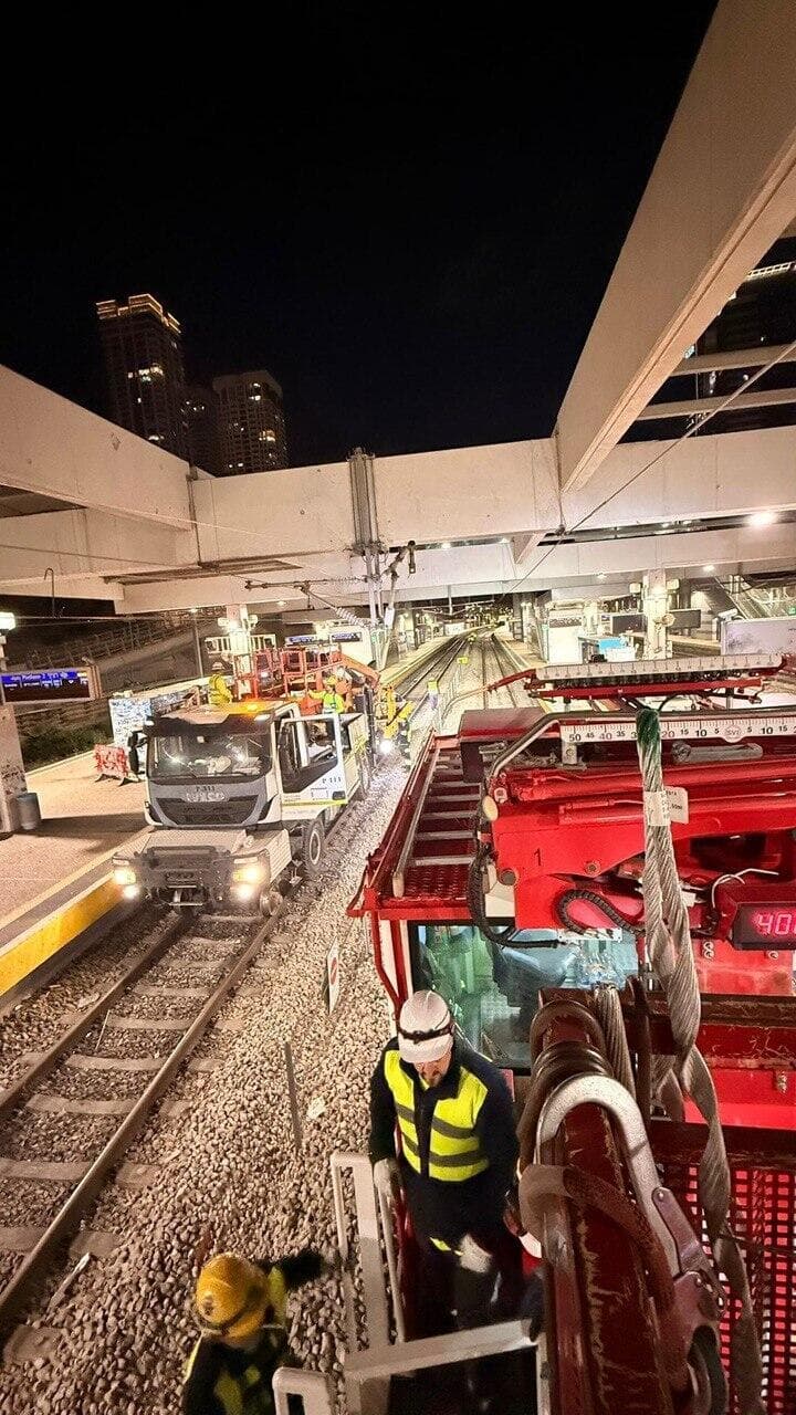 העבודה לתיקון החשמול בתחנת סבידור מרכז (צילום: רכבת ישראל) פגיעה בתשתיות הרכבת