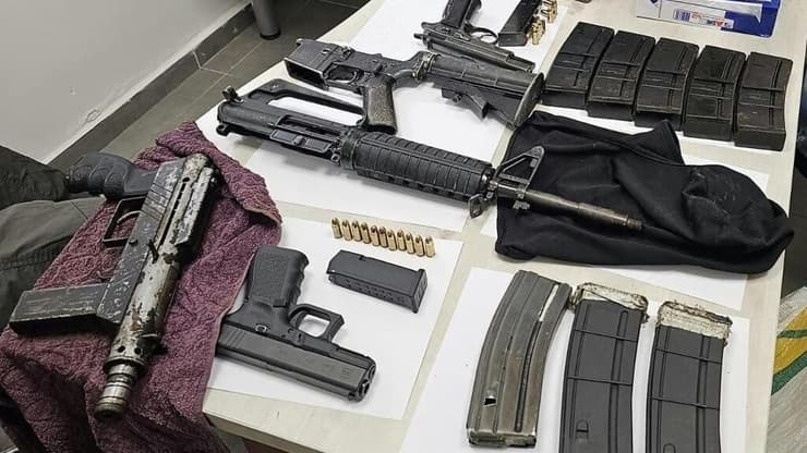 כלי הנשק שנתפסו ברשות החשודים (צילום: דוברות המשטרה ) אמצעי הלחימה שהוחרמו מחוליית