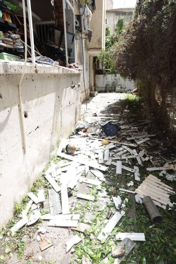 תריסים שבורים אחד הפגיעה בפתח תקווה (צילום: מתוך הפייסבוק) זירת הפגיעה בפתח תקווה