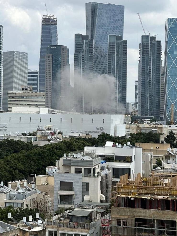 עשן מיתמר מזירת נפילה בתל אביב ( צילום: לפי סעיף 27א לחוק זכויות יוצרים) נפילה בתל אביב