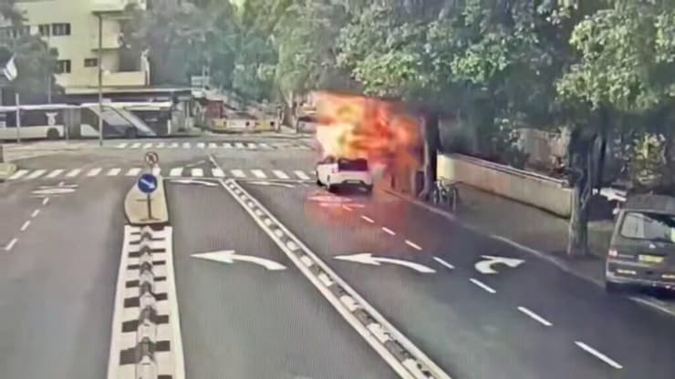 הפיצוץ על המדרכה, ליד מכוניתו של שלמה (צילום: שימוש לפי סעיף 27 א' לחוק זכויות יוצרים) תיעוד מרגע הנפילה בתל אביב