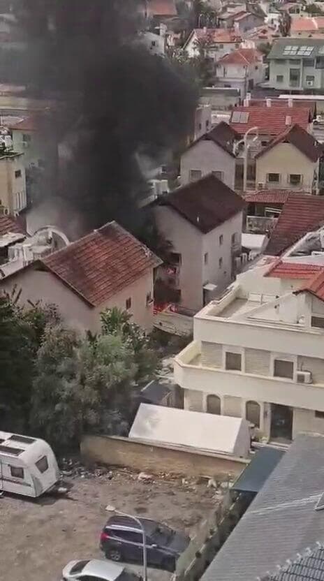 עשן מיתמר בפתח תקווה, לפני הצהריים (צילום: לפי סעיף 27א לחוק זכויות יוצרים) זירת נפילה בפתח תקווה