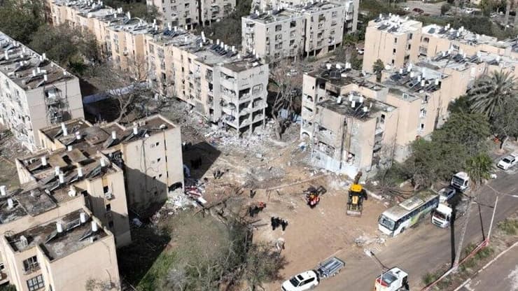 זירת ההרס בערד (צילום: דודו עמר) זירת הפגיעה בערד