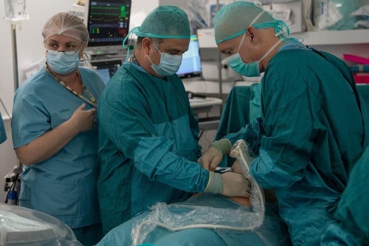 "רק 60% מהעוברים שורדים לאחר התקנת הבלון והוצאתו" (צילום: דוברות בילינסון) העובר של מיכל אזולאי נותח בחדר הקרינה במרכז דוידוף בבית החולים בילינסון