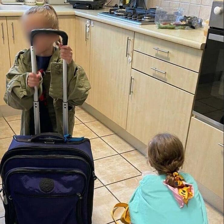 הילדים עם מדיה של ד"ר א' (צילום: אלבום פרטי) רס"ן במיל' ד"ר א', רופאת ילדים בבית החולים איכילוב ורופאה בחיל האוויר. בתמונה: ילדיה עם המדים