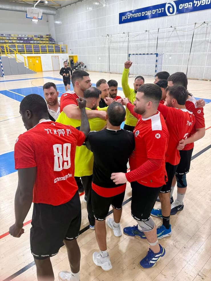 שחקני הפועל ערד (צילום: סטיב רבייב) שחקני הפועל ערד