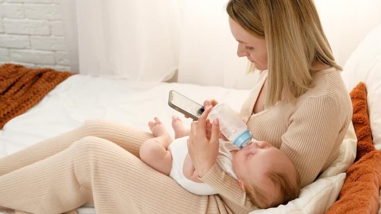 חלק מההורים מטילים ספק בטיפולים רפואיים שגרתיים לתינוקות בעקבות מידע כוזב ברשתות החברתיות (צילום: Shutterstock) אמא, הורות, תינוק, תינוקות